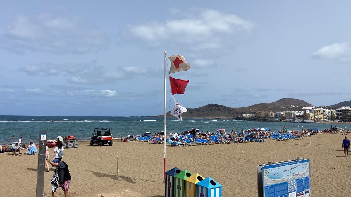 La playa de Las Canteras, en Las Palmas de Gran Canaria, durante la Semana Santa de 2023.