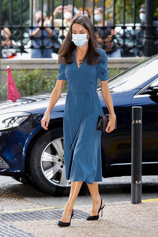 La reina Letizia con vestido azul y zapato negro en la exposicion dedicada a Miguel Delibes