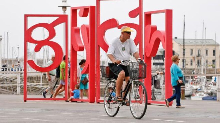 El PP rechaza que los peatones y los ciclistas compartan las aceras