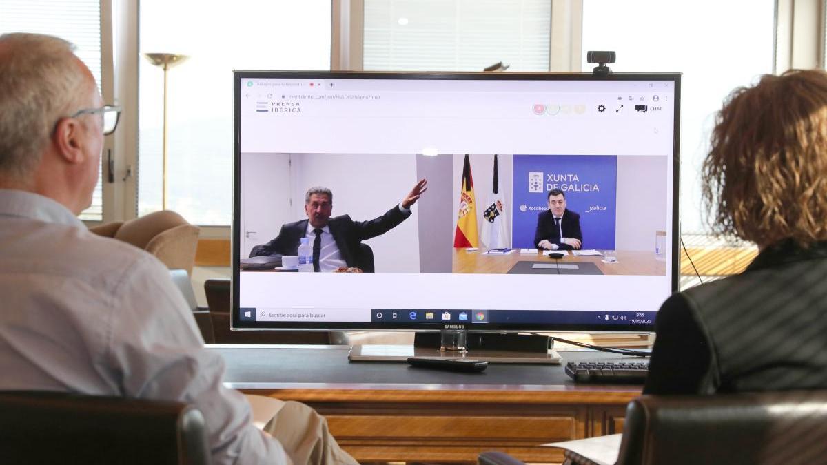 Amancio López y Román Rodríguez durante su diálogo moderado por Rogelio Garrido, director de FARO, e Irene Bascoy, redactora jefe. // Alba Villar