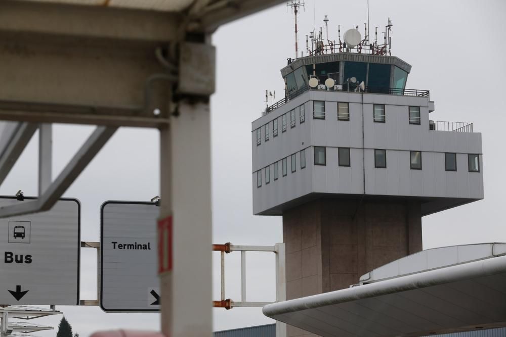 Largas esperas en el aeropuerto de Asturias por los vuelos cancelados por la niebla el viernes.