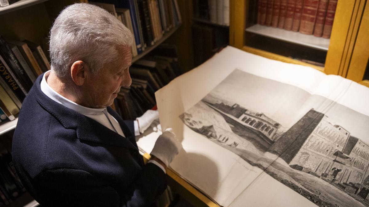 Jordi Clos, padre del Museu Egipci, hojea uno de los tomos de 'Description de l'Egypte'.