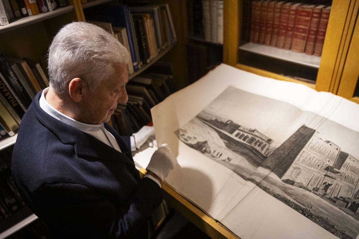 Jordi Clos, padre del Museu Egipci, hojea uno de los tomos de 'Description de l'Egypte'.