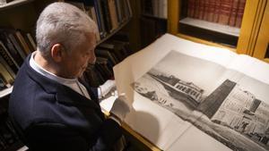 Jordi Clos, padre del Museu Egipci, hojea uno de los tomos de Description de lEgypte.