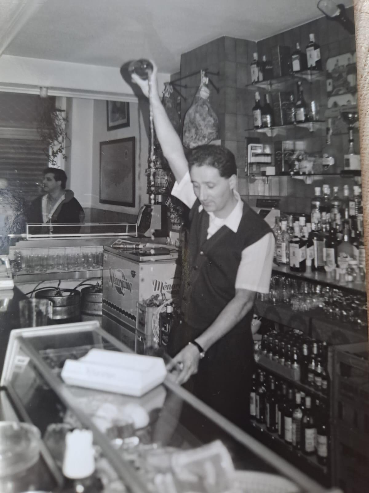 Foto histórica del bar, Arturo Villasonte escanciando sidra