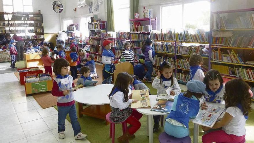 Escolares durante una actividad en la biblioteca municipal &quot;Luís Seoane&quot; de Soutomaior. // FdV