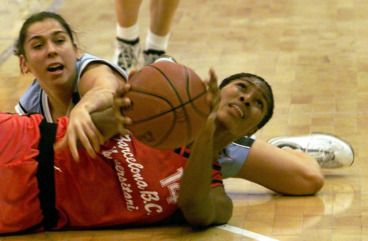 Pilar pelea por un balón en la Copa de la Reina.