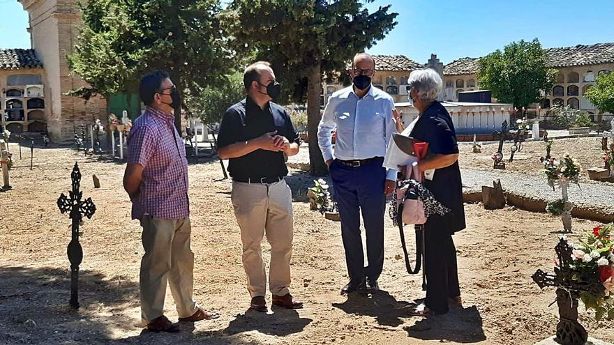 Tabuenca, Chueca, Faci y Gimeno durante la visita al cementerio de Magallón. | SERVICIO ESPECIAL