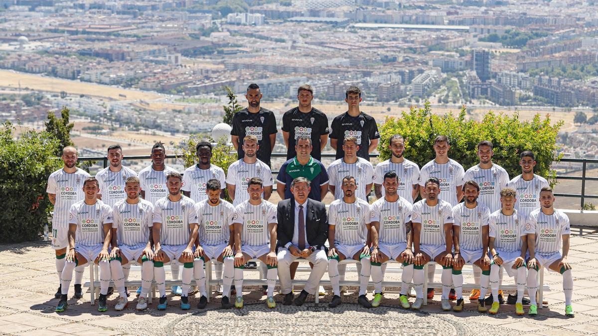 Foto de la plantilla familia del Córdoba CCF para la temporada 2022-23