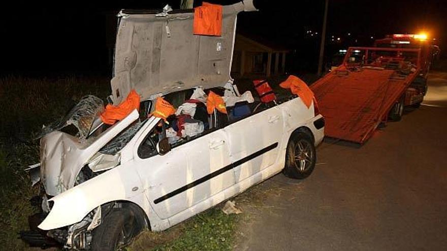 Estado del turismo accidentado anoche en la carretera que une Agueiro-Sanguiñeda con la Iglesia al estrellarse contra un muro de una casa tras salirse de la vía. Su conductor de 39 años, identificado como J.D.G.C., ha resultado fallecido como resultado del suceso.