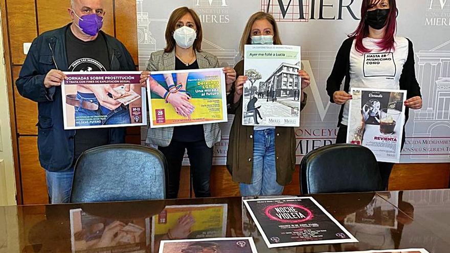 Marino Franco, a la izquierda, en el acto en el que presentó la grabación del corto, dentro del programa para junio de la concejalía de Igualdad de Mieres.