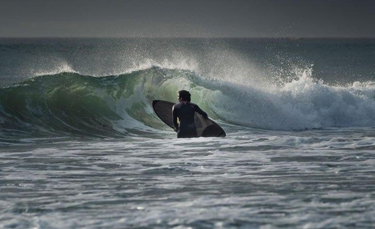 Deslizarse por las olas más divertidas de litoral coruñés