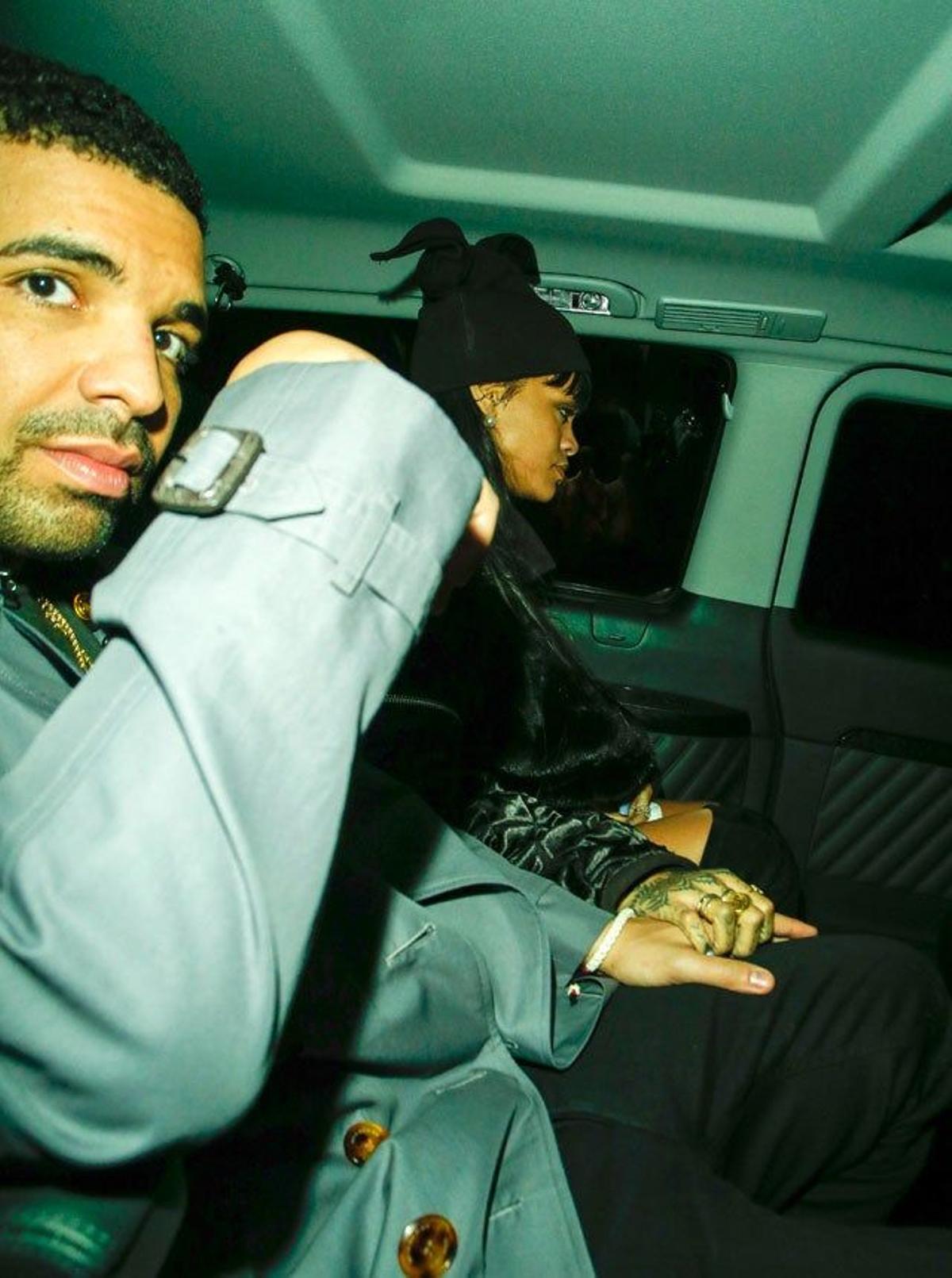 Rihanna y Drake de la mano en el coche