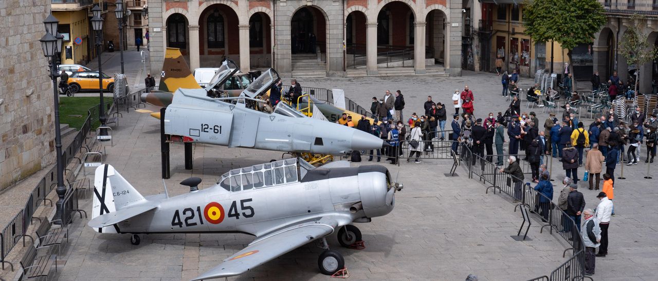 Exposición de aviones de combate en la Plaza Mayor