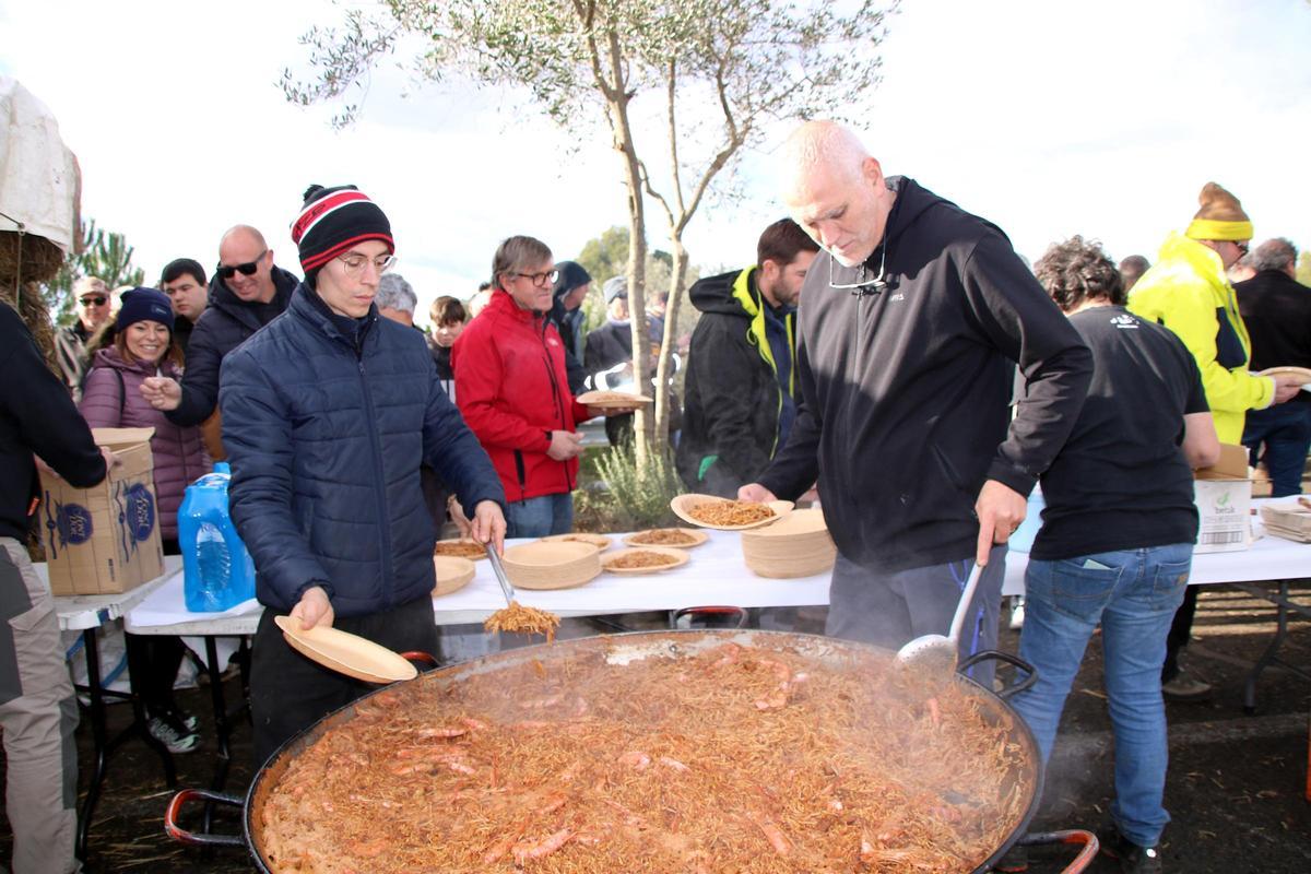 Els cuiners servint la fideuà