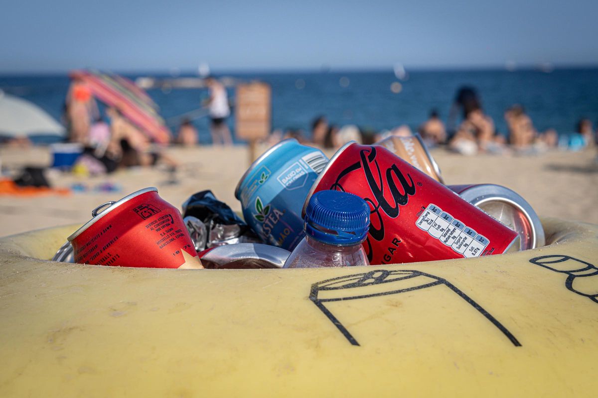 Barcelona recupera el ritmo normal en sus playas después de la verbena de Sant Joan
