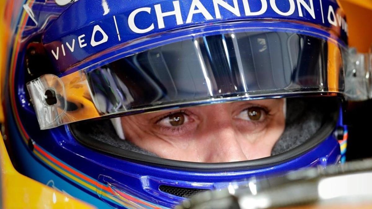 Fernando Alonso, hoy, en el interior de su McLaren, en Brasil.