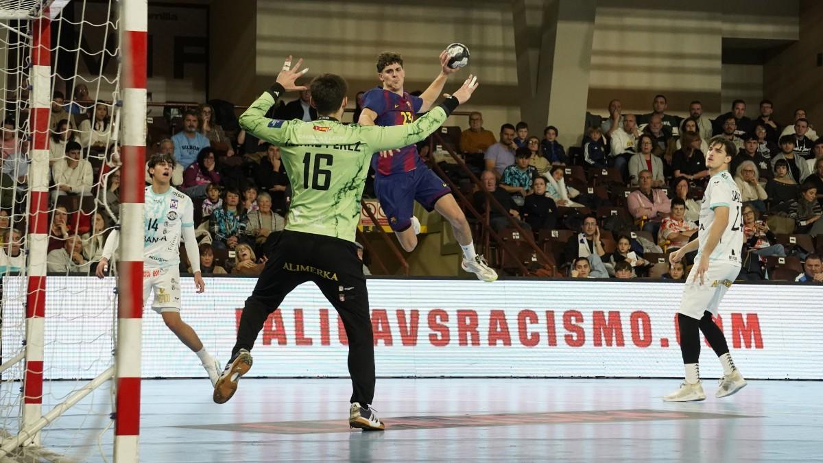 Adrián Sola, en una acción del partido