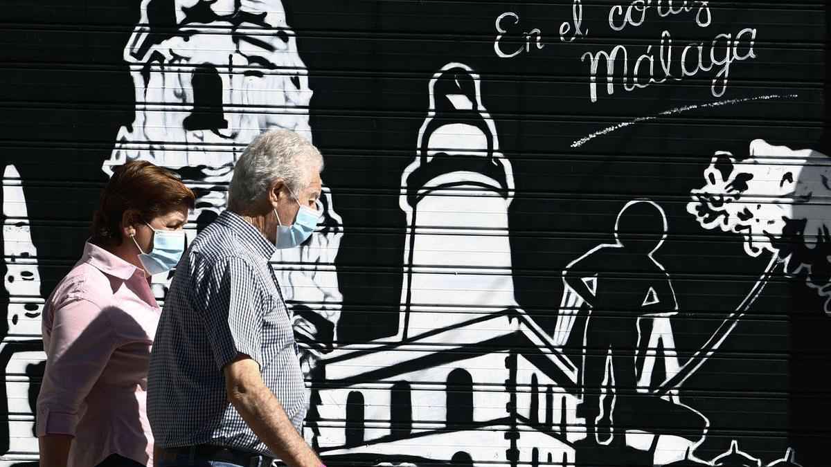 Dos ciudadanos pasean esta semana por el Centro de Málaga.