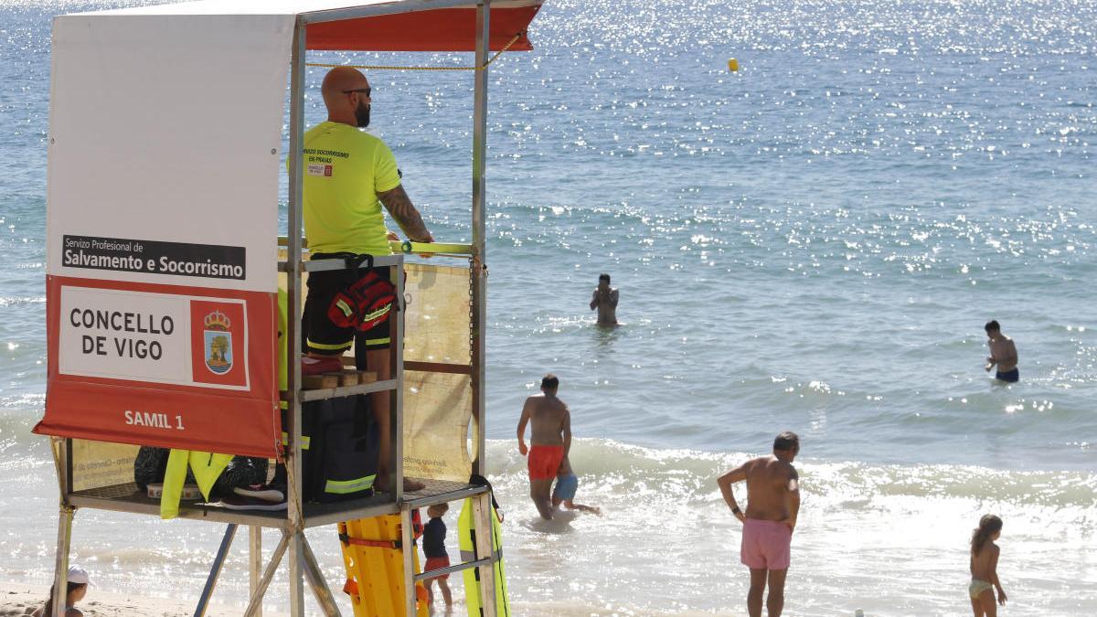 Uno de los puestos de vigilancia de la playa de Samil. // Alba Villar