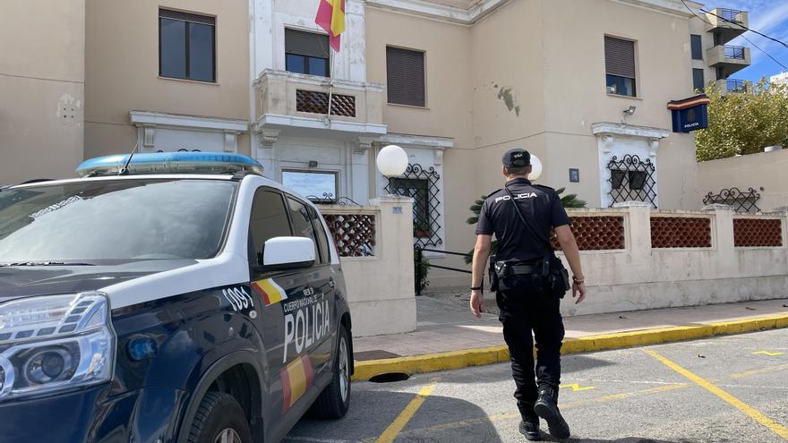 Sorprenden a cuatro ladrones en una casa campo de Dénia, dos de ellos se escondieron tras un sofá