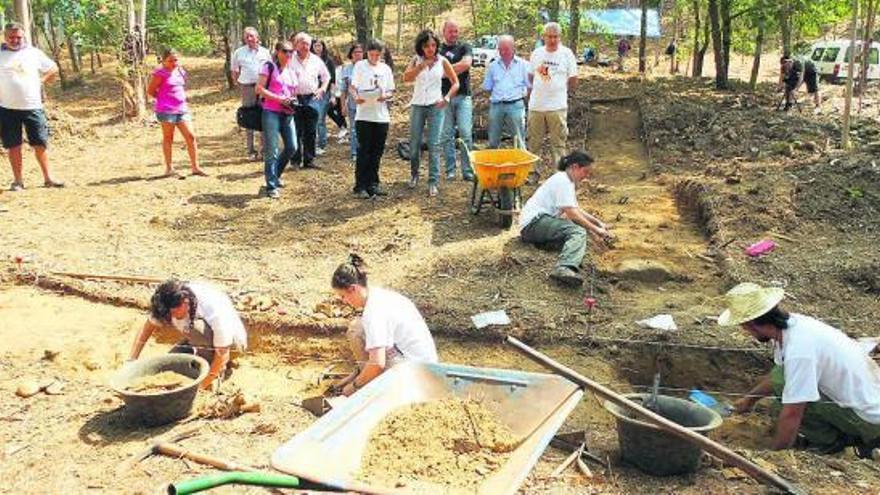 La alcaldesa, directores del proyecto y de la excavación y vecinos, observan el trabajo realizado.  // E.G.