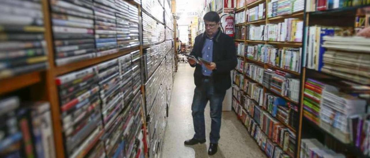 Alberto González regenta la librería Coleccionistas, en la calle Romil, desde hace 16 años. // A. Irago