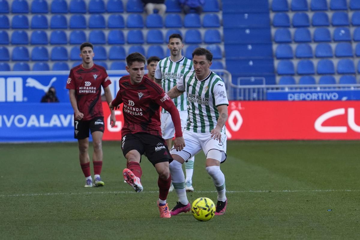Una acción del Mirandés-Córdoba CF en Mendizorroza.
