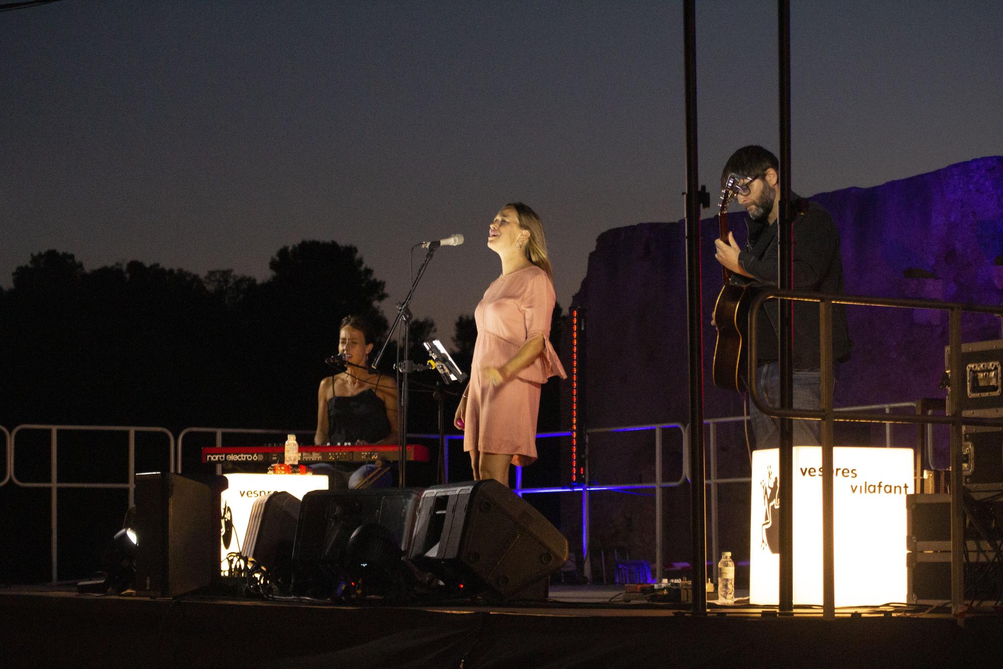 La cantant Beth damunt de l'escenari dels Vespres Musicals.jpg