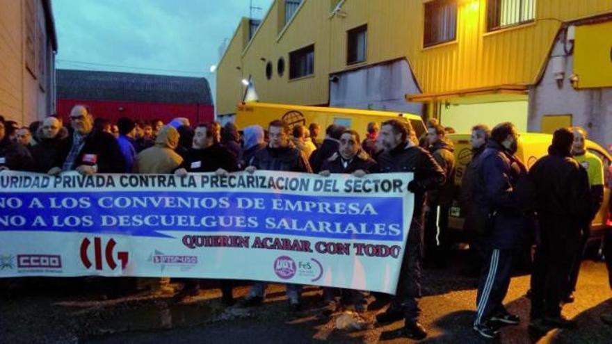 Un momento de la protesta de trabajadores de Prosegur el jueves en A Coruña. / la opinión