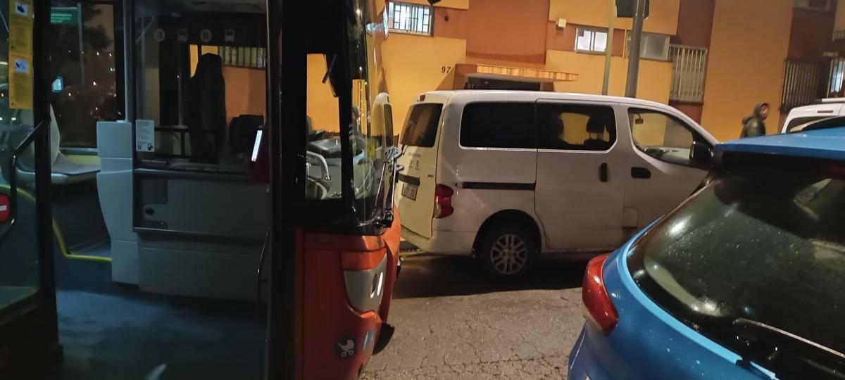 A la derecha, la furgoneta que interrumpió la circulación de autobuses en Ciutat Meridiana, en Barcelona.
