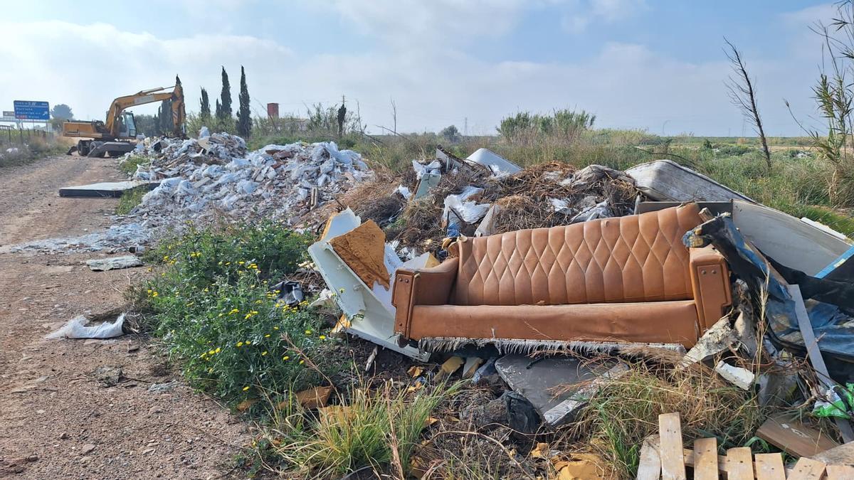 Fotogalería I Las imágenes del macrovertedero junto a la AP-7 en Vila-real