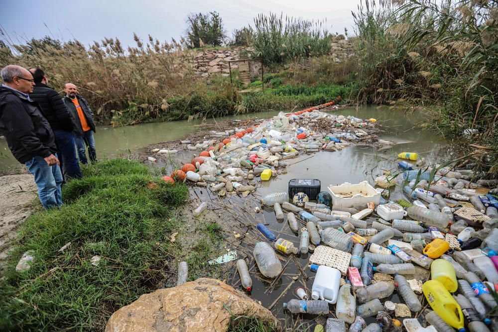 La Conselleria de Medio Ambiente y la CHS impulsan medidas para evitar la contaminación del Segura en la Vega Baja por sólidos flotantes.