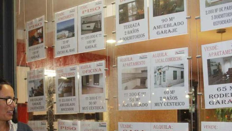 Carteles de la oferta disponible en una inmobiliaria. // S.Álvarez