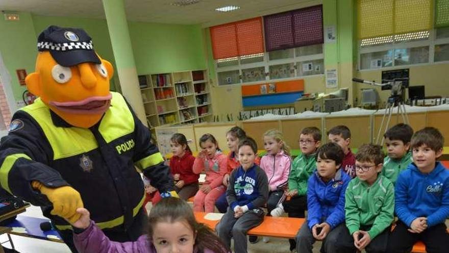 El &quot;Poli Paco&quot; con un grupo de niños en el colegio Telleiro. // G.S.