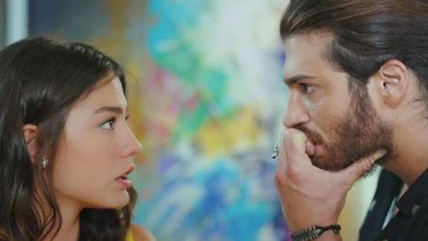 El gesto que ha enamorado (aún más) a las fans españolas de Can Yaman, el protagonista de Erkenci Kus