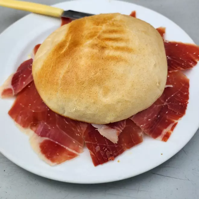 Este es el bar de Sevilla con el desayuno “más bestia” de la provincia, por solo 5 euros: “Da miedo verlo…”