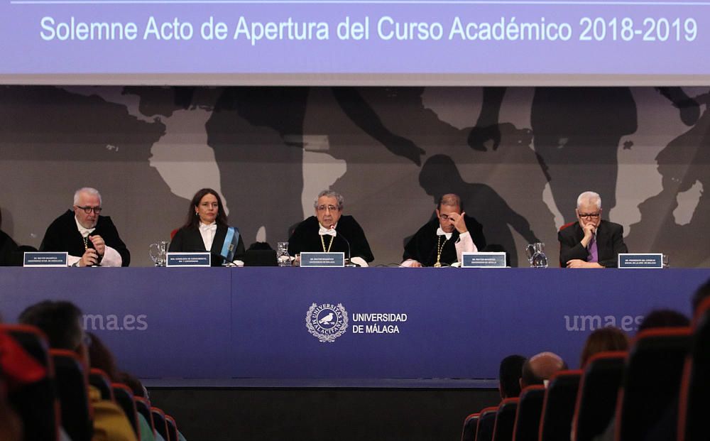 El rector de la Universidad de Málaga (UMA), José Ángel Narváez, defiende el valor de la universidad pública en la apertura del curso académico.