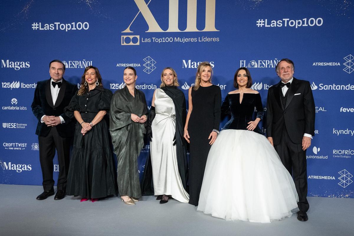 María Guardiola posa junto a otros asistentes en la Gala de "Las Top 100 Mujeres Líderes", celebrada este pasado miércoles en Madrid.