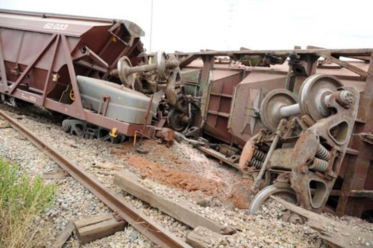 Treballs de retirada del tren descarrilat