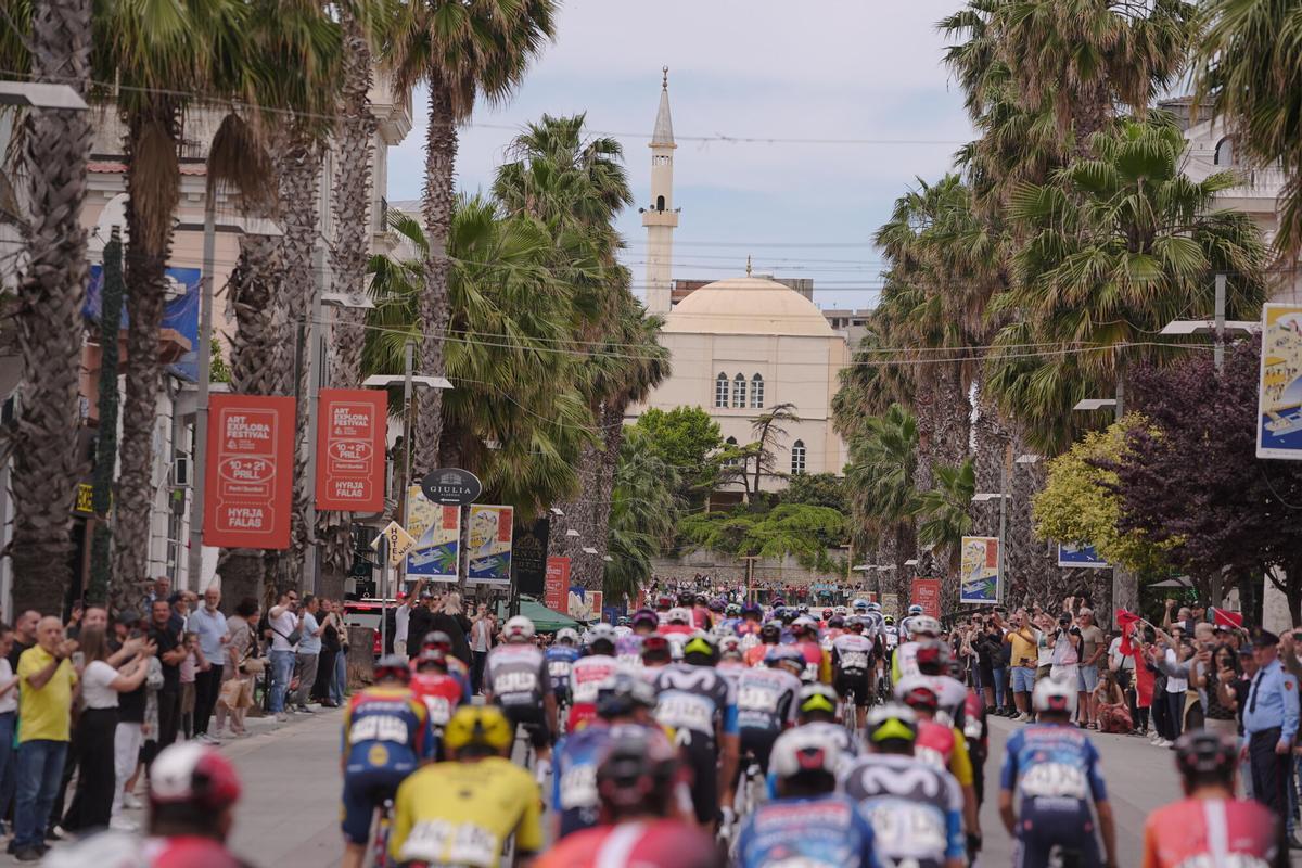 09 May 2025, Albania, Durres: The pack rides towards the start line of the first stage of the 108th Giro dItalia cycling race, 160km from Durres to Tirana. Photo: Marco Alpozzi/LaPresse via ZUMA Press/dpa Marco Alpozzi/LaPresse via ZUMA / DPA 09/05/2025 ONLY FOR USE IN SPAIN. Marco Alpozzi/LaPresse via ZUMA / DPA;sports;cycling;2025 Giro dItalia - Stage 1;
