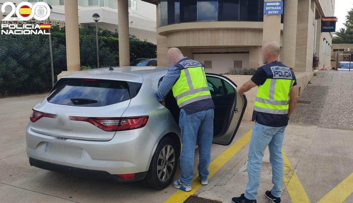 Agentes de Policía, frente a la comisaría de la Playa de Palma.