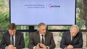 Archivo - El CEO de Acciona, José Manuel Entrecanales (c), durante una rueda de prensa tras la junta general ordinaria de accionistas de Acciona, a 20 de junio de 2024