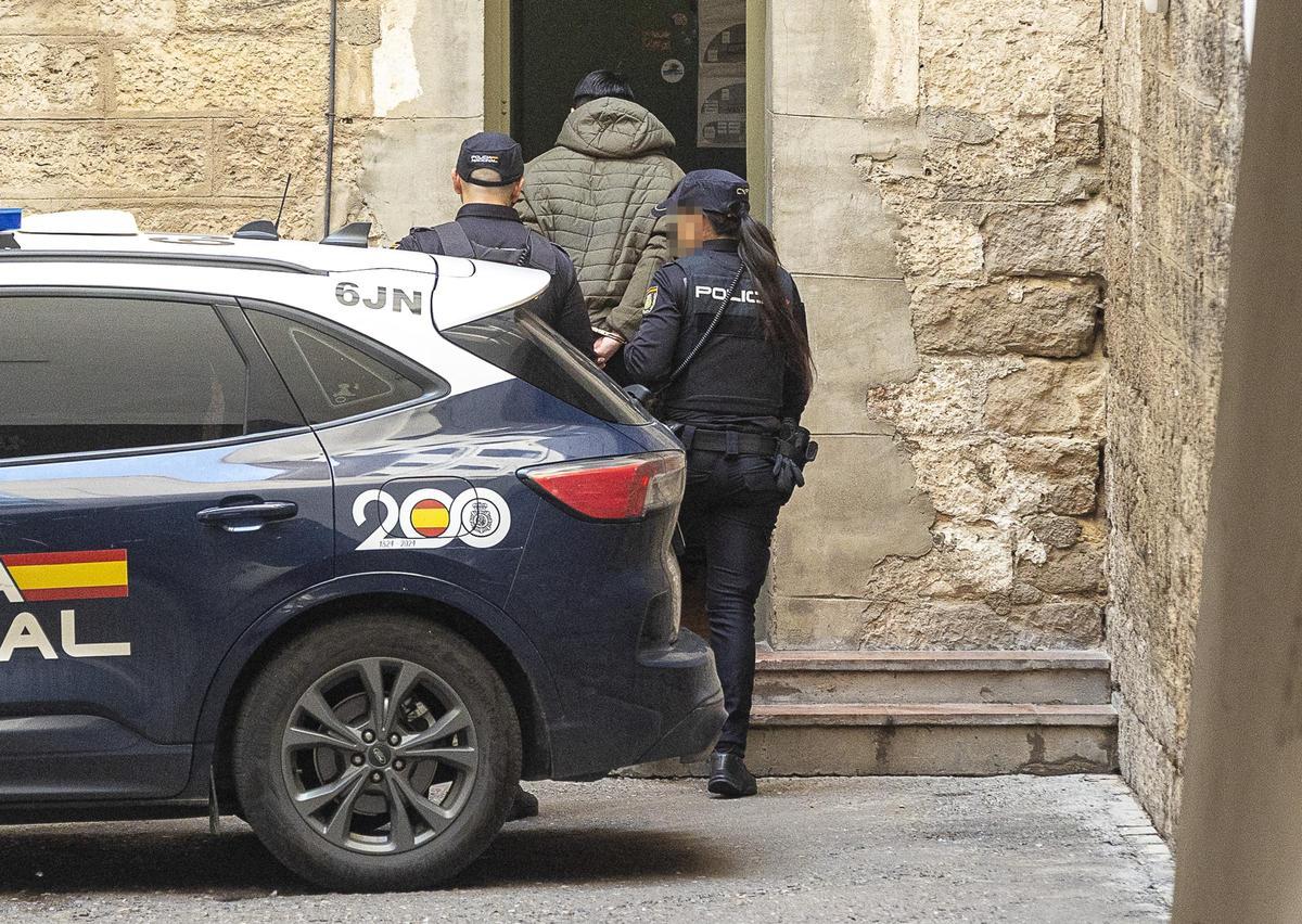 El detenido al llegar a los juzgados de Alicante.