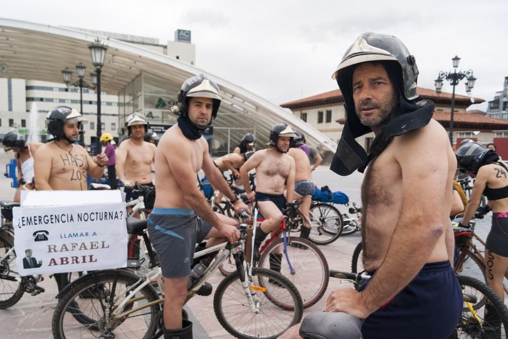 Los bomberos protestan en bicicleta y ropa interior por las calles de Oviedo