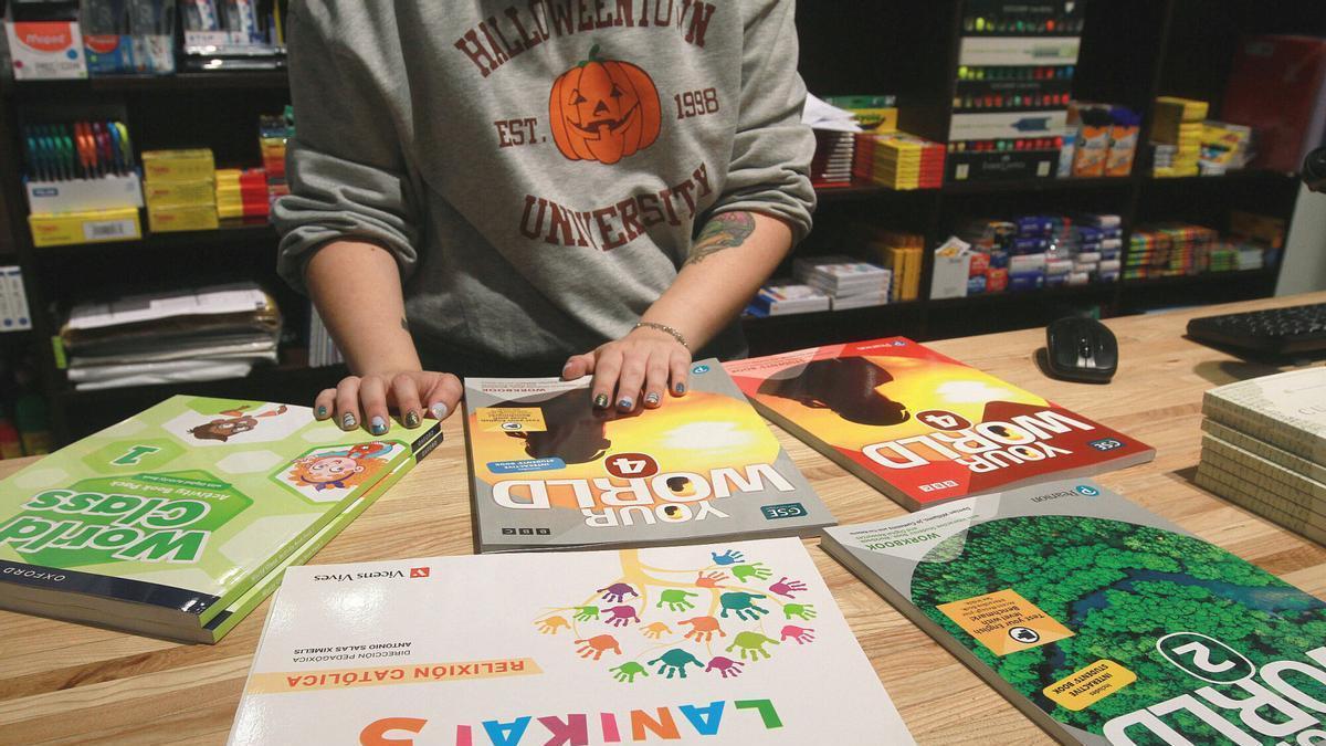 Varios libros de texto colocados sobre el mostrador de la librería Tanco.