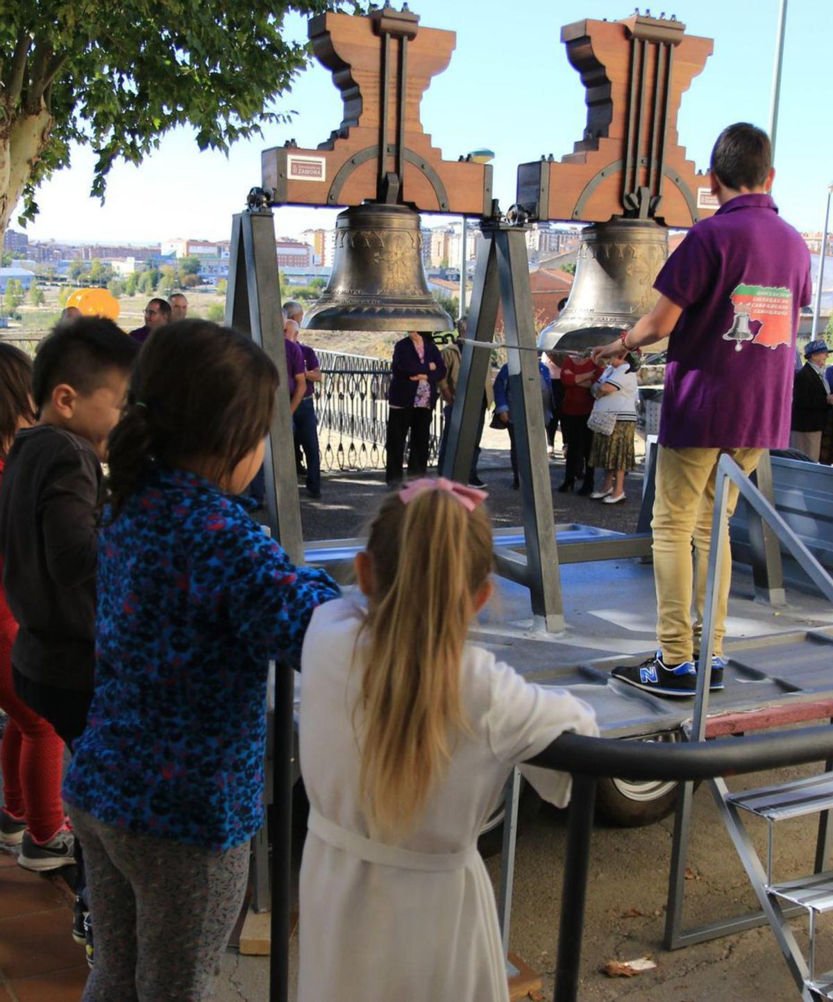 Niños aprenden en la Escuela de Campanaeros de Zamora. | J. L. Fernández