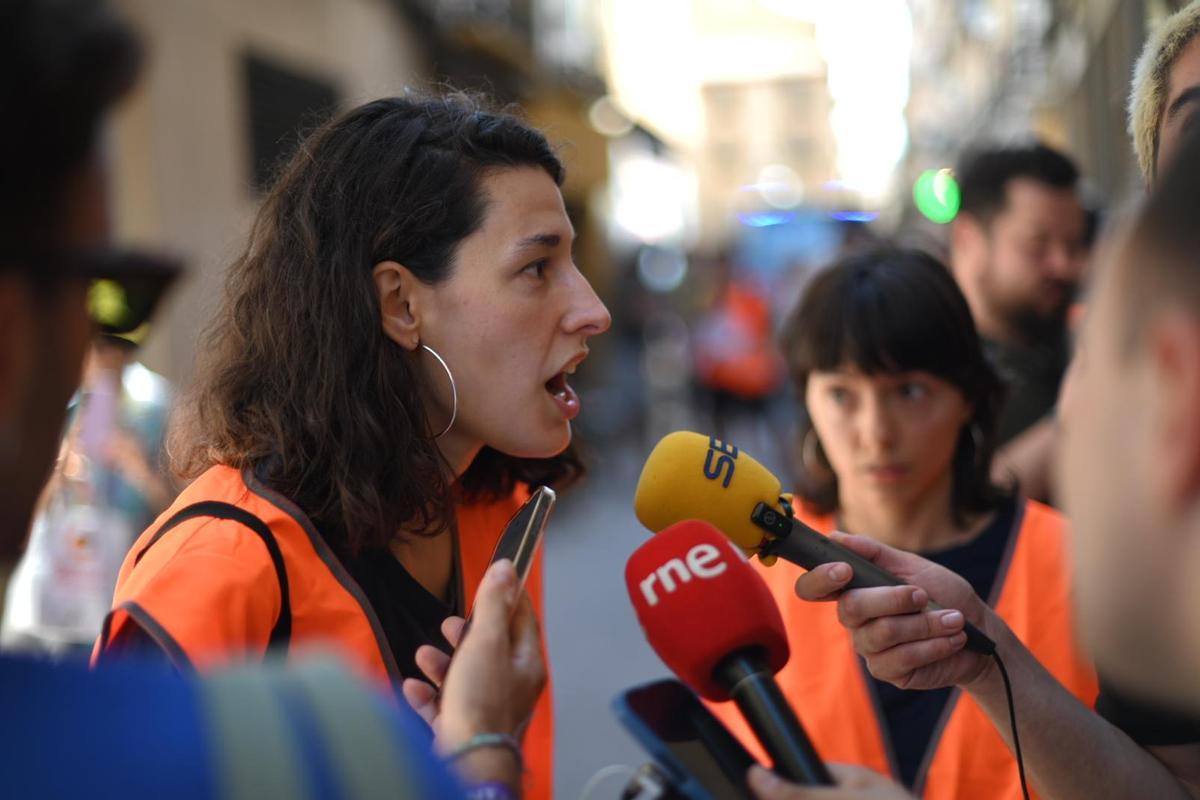 Las portavoces del Sindicato de Inquilinas atendiendo a los medios de comunicación, este martes.