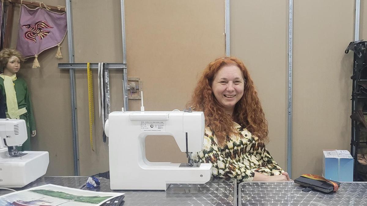 Maite Capín ante su máquina de coser en su centro de trabajo en el centro comercial Los Prados de Oviedo.