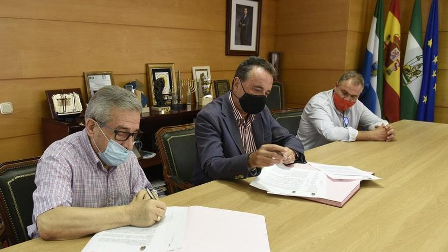 El presidente de Emaús, Luis María Romero, y el alcalde de Torremolinos, José Ortiz, firman el acuerdo de colaboración.